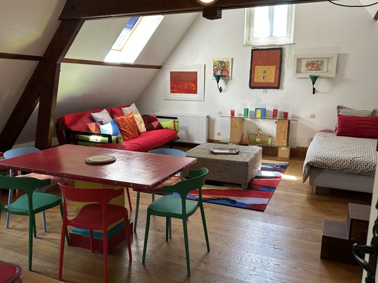 grande suite avec lit double, canapé, coin repas